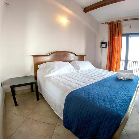 Spacious House Sea View 4* Ачиреале